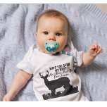 Funny Deer Jagd Vater Zitat Baby Strampler<br><div class="desc">Hast du meinen Vater gesehen? Ich auch. Muss ihre Jahreszeit sein. Ein lustiges Shirt für die Hirschjagd für den neuen Vater,  der ein begeisterter Hirschjäger ist.</div>