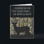 Funny Deer Junting Birthday Card Karte<br><div class="desc">Diese Grußkarte ist ein großartiges Geschenk für den Hirschjäger in deinem Leben. Das Design hat einen großen Buck mit Geweih und den Text "Ich habe heute am Baumstand angehalten, du warst bei der Arbeit". Diese Karte ist großartig zum Geburtstag, guten Wünschen und vielem mehr. Fügen Sie Ihre benutzerdefinierte Nachricht auf...</div>