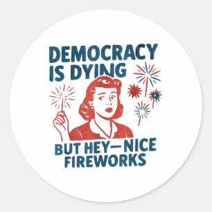 Funny Democracy stirbt aber Hey, Nice Fireworks 4t Runder Aufkleber