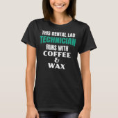 Funny Dental Labrador Techniker Kaffee und Wachs T-Shirt (Vorderseite)