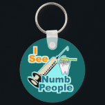 Funny Dentist Zahnarzthygienist Schlüsselanhänger<br><div class="desc">Ich sehe Numb People - berufliches,  benutzerdefiniertes grafisches Design durch das Lächeln Emporium. Große lustige Geschenke für alle Zahnärzte: Zahnärzte,  Zahnarzthelfer,  Parodontisten,  Endodontisten,  Kieferorthopäden,  Prothesen,  Zahnstudenten und Zahnärzte.</div>