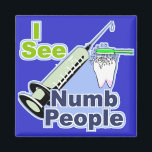 Funny Dentists und Hygienisten Magnet<br><div class="desc">Ich sehe Numb People - berufliches,  benutzerdefiniertes grafisches Design durch das Lächeln Emporium. Große lustige Geschenke für alle Zahnärzte: Zahnärzte,  Zahnarzthelfer,  Parodontisten,  Endodontisten,  Kieferorthopäden,  Prothesen,  Zahnstudenten und Zahnärzte.</div>