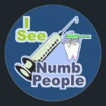 Funny Dentists und Hygienisten Runder Aufkleber<br><div class="desc">Ich sehe Numb People - berufliches,  benutzerdefiniertes grafisches Design durch das Lächeln Emporium. Große lustige Geschenke für alle Zahnärzte: Zahnärzte,  Zahnarzthelfer,  Parodontisten,  Endodontisten,  Kieferorthopäden,  Prothesen,  Zahnstudenten und Zahnärzte.</div>