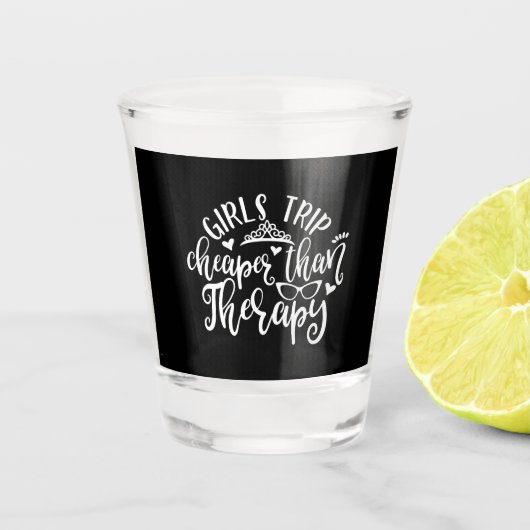 Funny Design Girls Reise billiger als Therapie Schnapsglas (Vorderseite)