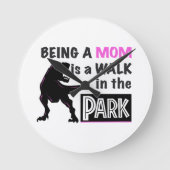 Funny Dinosaur Eine Mama ist ein Spaziergang im Pa Runde Wanduhr (Vorderseite)