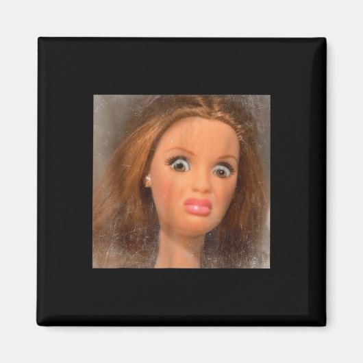 Funny Disguguast Doll Face Meme Magnet (Vorne)