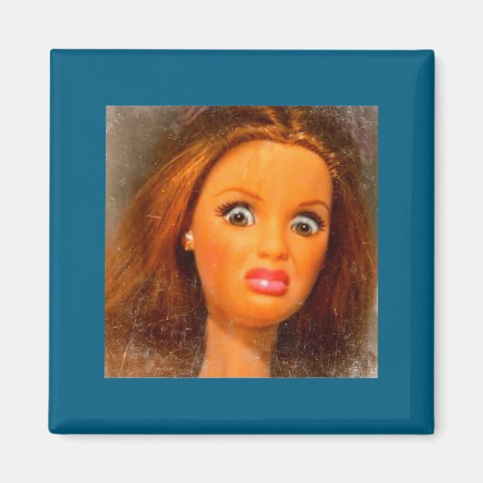Funny Disgusting Doll Face Meme Magnet (Vorne)