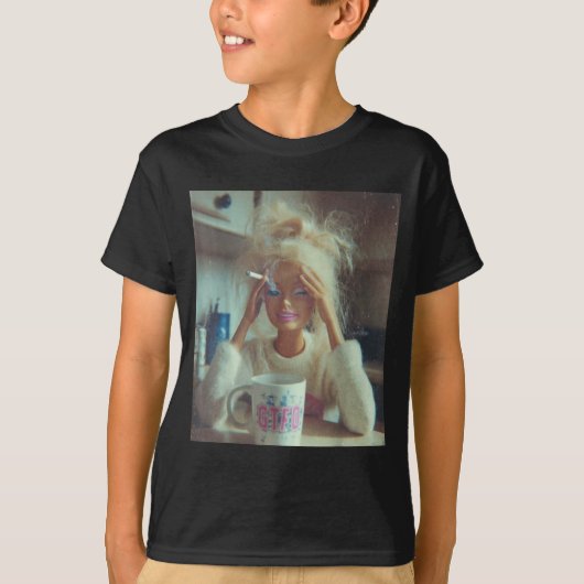 Funny Disgusting Doll Face Meme Smoking Sad Sarcas T-Shirt (Vorderseite)