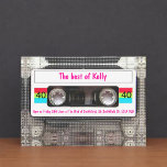 Funny DJ 80er Cassette Tape 40. Geburtstag Brauch Einladung<br><div class="desc">Funny DJ 80er Cassette Tape 40. Geburtstag. Feiern Sie Ihre Top-Meilensteine über das 40. Geburtstagsgeschenk mit diesem lustigen 80er Klarkassettenband mit Vintagem,  weißem Etikett auf beiden Seiten. Passen Sie Ihren eigenen Text an.</div>