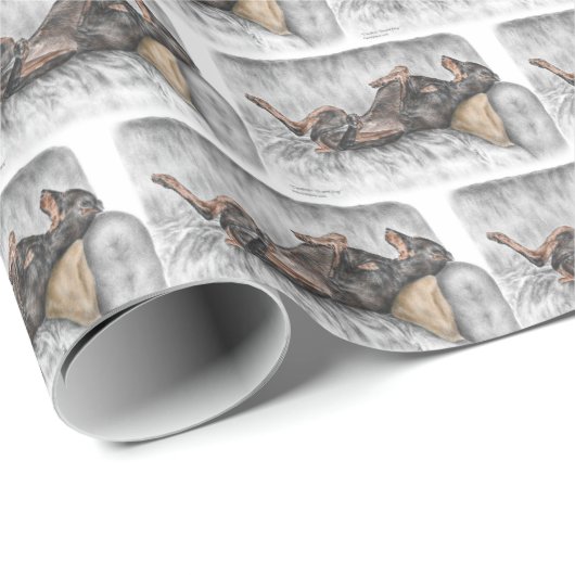 Funny Doberman on Sofa Geschenkpapier (Rolleneckpunkt)