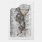 Funny Doberman on Sofa Handtuch (Vertikal)