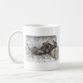 Funny Doberman on Sofa Kaffeetasse (Links)