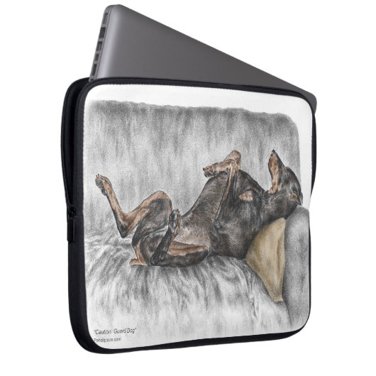 Funny Doberman on Sofa Laptopschutzhülle (Vorne Rechts)