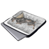 Funny Doberman on Sofa Laptopschutzhülle (Vorne Knopf)