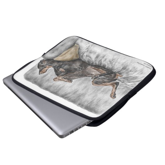 Funny Doberman on Sofa Laptopschutzhülle (Vorne Knopf)