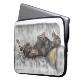 Funny Doberman on Sofa Laptopschutzhülle (Vorderseite Links)