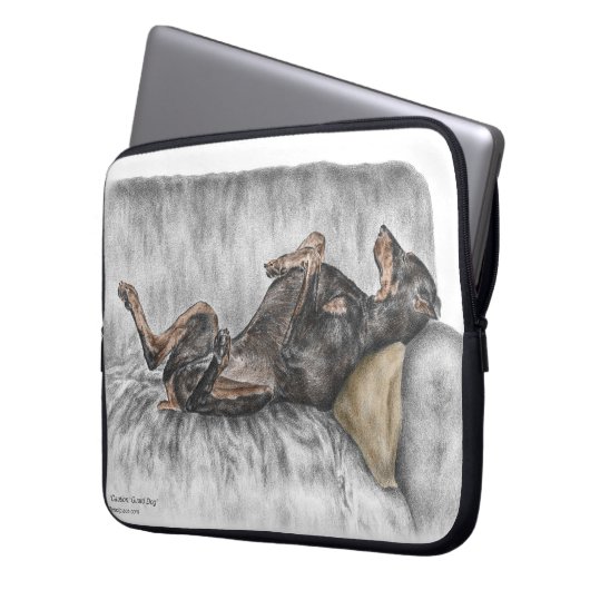 Funny Doberman on Sofa Laptopschutzhülle (Vorderseite Links)