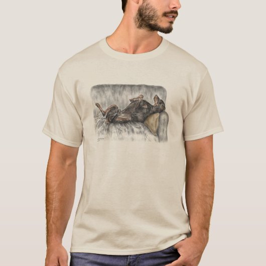 Funny Doberman on Sofa T-Shirt (Vorderseite)