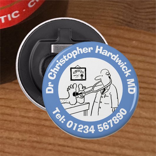 Funny Doctor mit Stethoskop Checking Feet. Flaschenöffner