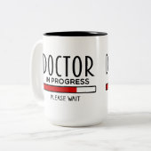 Funny Doctor Progress Bitte warten Medizinstudium Zweifarbige Tasse (Vorderseite Links)