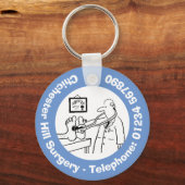 Funny Doctor with Stethoscope Checking Feet. Schlüsselanhänger (Rückseite)