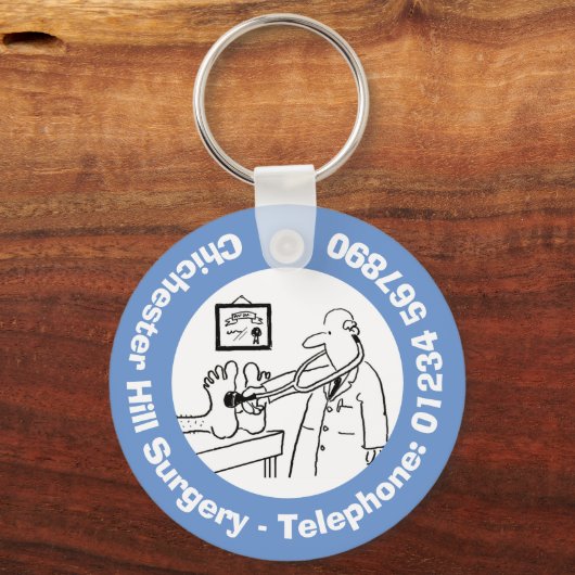 Funny Doctor with Stethoscope Checking Feet. Schlüsselanhänger (Vorderseite)