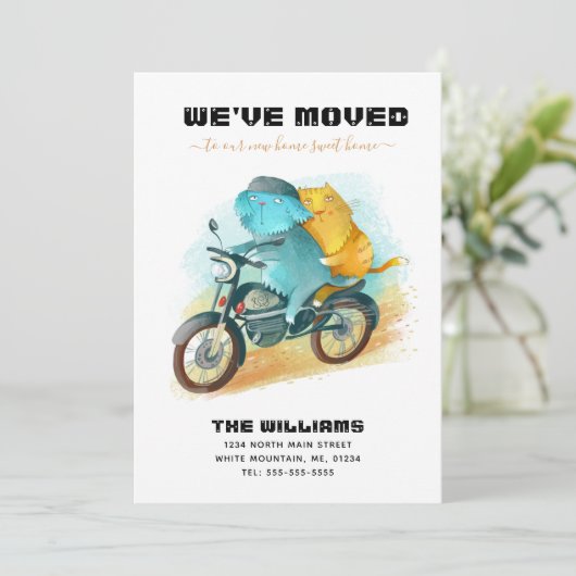Funny Dog Cat Riding Motorrad Neue Zuhause Moving Ankündigung (Stehend Vorderseite)