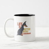 Funny Dog Lover Life ist besser mit einem Doberman Zweifarbige Tasse (Links)