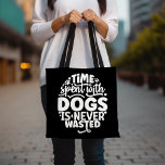 Funny Dog Lover Tasche, Inspiration Hunde Quote Ta Tasche<br><div class="desc">Feiern Sie Ihre Liebe für Hunde mit diesem stilvollen Totbeutel mit dem inspirierend Zitat "Zeit mit Hunden vergeudet ist nie verschwendet". Diese Tasche eignet sich hervorragend, um Alltagsessenzielle zu tragen und gleichzeitig Ihre Leidenschaft für wütende Freunde zu zeigen. Ideal für Hundebesitzer und Liebhaber von Haustieren, ist diese Tasche ein wunderbares...</div>