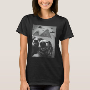 Funny Dog Selfie Alien UFO Invasion Pyramid Ägypte T-Shirt