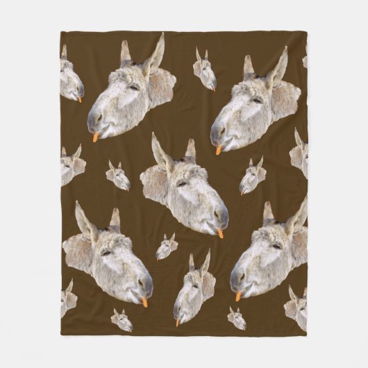 Funny Donkey, der eine Möhre isst, Fleecedecke (Vorderseite)