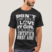 Funny Dont Flirt mit mir mein Mädchen ist ein verr T-Shirt (Vorderseite)