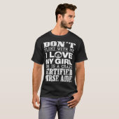 Funny Dont Flirt mit mir mein Mädchen ist ein verr T-Shirt (Vorne ganz)