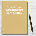 Funny Doodles, die ich bei der Begegnung Zitat gel Notizblock<br><div class="desc">Das perfekte,  lustige Notizbuch für jeden,  der seine Zeit in einem Meeting verbracht hat,  langweilt sich aus dem Kopf. Die moderne weiße Typografie mit weichem gelben Hintergrund lautet "Doodles,  die ich bei wichtigen Arbeitstreffen gezeichnet habe".</div>