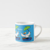 Funny duck with umbrella dancing cartoon espressotasse (Rechts)