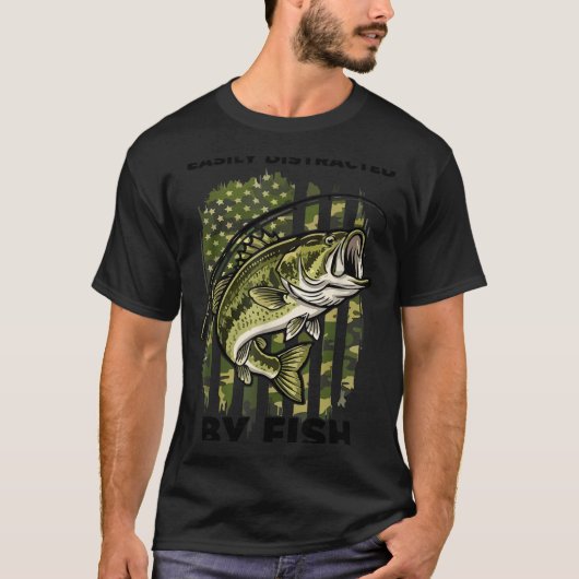 Funny Easily Distracted By Camo B Fish American Fl T-Shirt (Vorderseite)