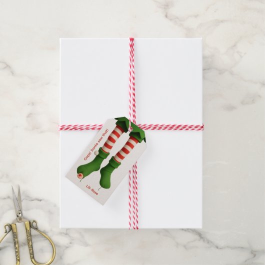 Funny Elf Legs | North Pole Mischief Wrapping Geschenkanhänger (Mit Garn)