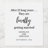 Funny Endlich Lässige Hochzeit verheiratet Weinetikett (Einzelnes Label)
