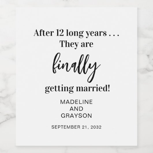 Funny Endlich Lässige Hochzeit verheiratet Weinetikett (Einzelnes Label)