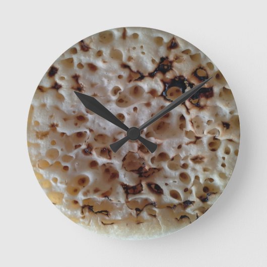 Funny English Crumpet Food Wall Clock Runde Wanduhr (Vorderseite)