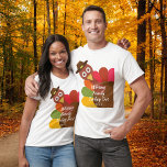 Funny Erntedank Turkey Trot Matching Family T-Shirt<br><div class="desc">Ein phantastisches Erntedank Shirt für die ganze Familie mit einem lustigen Truthahn in einem Pilgerhut. Fügen Sie zwei Zeilen benutzerdefinierten Text zu personalisieren. Ideal für einen Erntedank-Tag Familienspass Lauf/Truthahn,  Touch Fußball-Spiel oder Fotos. Feiern Sie Erntedank im Stil!</div>