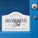 Funny Es ist ein Lifestyle Grandeleltern Club Türschild<br><div class="desc">Ein lustiges, herzliches Geschenk für die weltbesten Großeltern! Feiern Sie die Freude der Großeltern mit unserem "Wahrhaft gesegneten Großeltern Club" Türschild für den Garten, Ihr Boot oder sogar einen lustigen Empfang an Ihrer Haustür. Personalisiert mit dem etablierten und designten Jahr für diejenigen, die wissen, dass Zeit mit ihren Enkelkindern viel...</div>