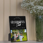 Funny Es ist ein Lifestyle Großeltern Club Foto Fotoplatte<br><div class="desc">Ein lustiges, herzliches Geschenk für die weltbesten Großeltern! Feiern Sie die Freude der Großeltern mit unserer Plakette "Wahrhaft gesegnete Großeltern Foto" - personalisiert mit dem Jahr etabliert. Entwickelt für diejenigen, die wissen, dass Zeit mit ihren Enkelkindern viel mehr ist als nur "Babysitten" - es ist eine Lebensweise. Dieses Foto ist...</div>