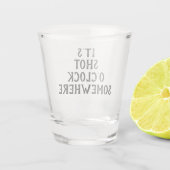 Funny, es ist fünf O'Clock Irgendwo Zitat Parodie Schnapsglas (Rückseite)
