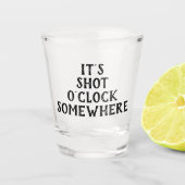 Funny, es ist fünf O'Clock Irgendwo Zitat Parodie Schnapsglas (Vorderseite)