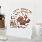 Funny Escaping Turkey Thanksgiving Classic T-Shirt Sockelschild (In Situ)