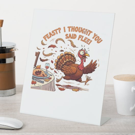 Funny Escaping Turkey Thanksgiving Classic T-Shirt Sockelschild (In Situ)