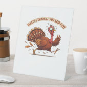 Funny Escaping Turkey Thanksgiving Classic T-Shirt Sockelschild (In Situ)