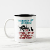Funny Exhausted Veterinary Receptionist Zweifarbige Tasse (Links)