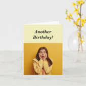 Funny Feminine Birthday Age Spaß für sie Karte (Gelbe Blume)